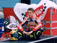 250cc rossi zittend pits.jpg